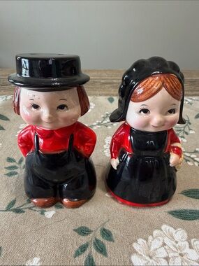 Vintage‎ Norcrest Happy Amish Farmer & Wife Ceramic Salt & Pepper Red/Black 4”
